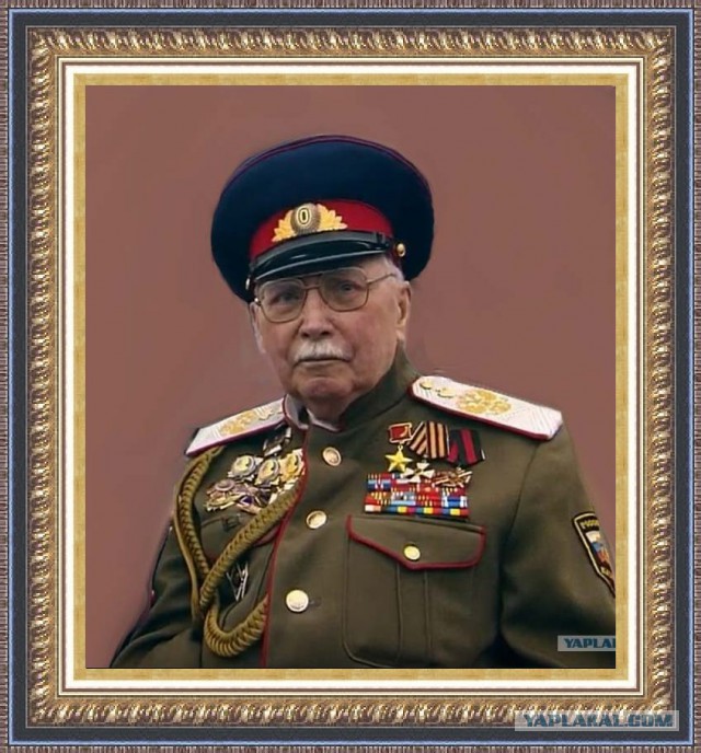 Очередной ряженый на Параде Победы сегодня