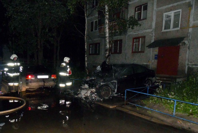 «Наказали за неправильную парковку»: В Москве спалили дорогой седан