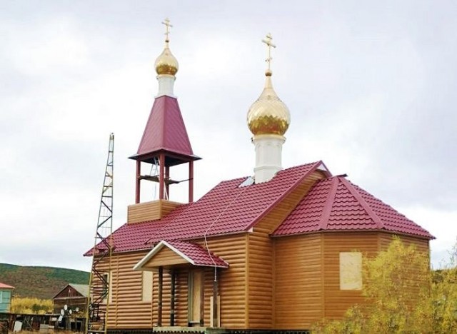 На Камчатке в селе Каменском установили золочёные купола церкви. Дороги в село нет, жильё – бараки без туалетов