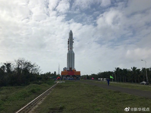 Ракета для лунной миссии «Чанъэ-5» установлена на стартовой площадке космодрома Вэньчан