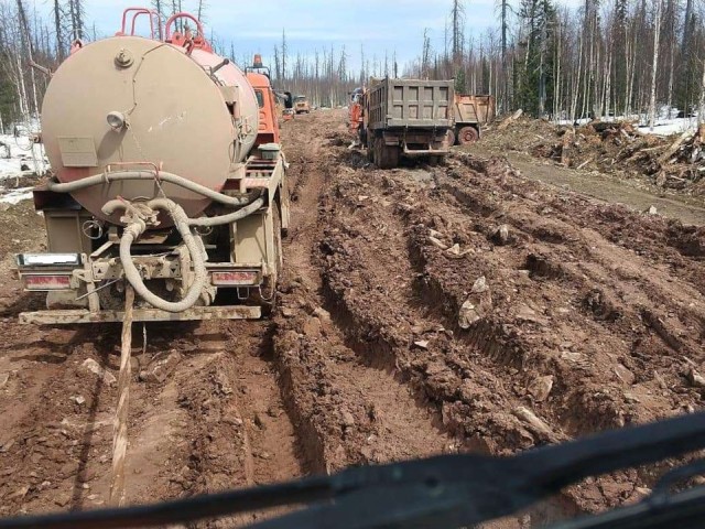 Как зимники весной превращаются из дороги в болото