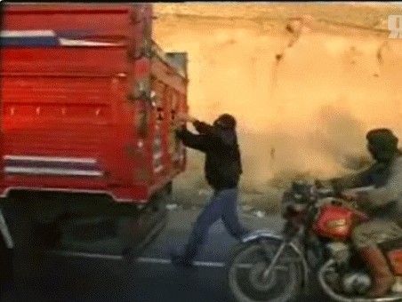 Как украсть барана из грузовика на ходу