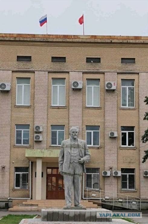 В Гениченске восстановили памятник Ленину