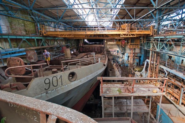 Брошенные недостроенные корабли в обрушенном цеху судостроительного завода