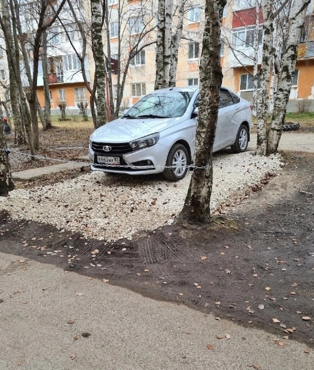 Немного щебня и цепи с замками и место для машины твоё навсегда.
