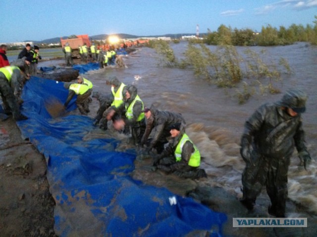 Держат реку руками, в прямом смысле слова