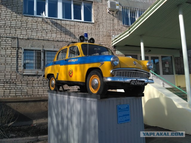 Автомобили на постаменте