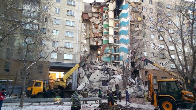 В Яковлево Белгородской области в жилом доме произошел взрыв. Обрушилась целиком одна из стен четырёхэтажки.