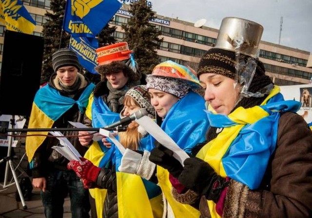 Столкновения начались под Кабмином в Киеве, люди требуют отменить карантин