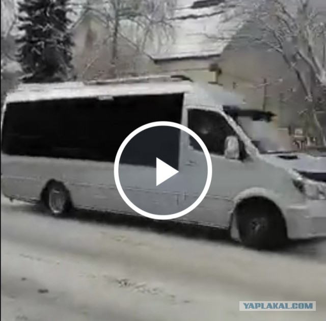 В Горно-Алтайске полицейские выгоняли людей с пешеходных переходов, чтобы дать спокойно проехать кортежу Мишустина