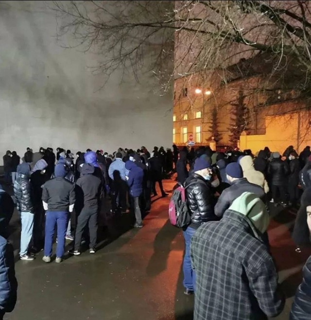 У здания посольства Таджикистана в Москве собрались сотни мигрантов. Подъезд к дипмиссии перекрыт