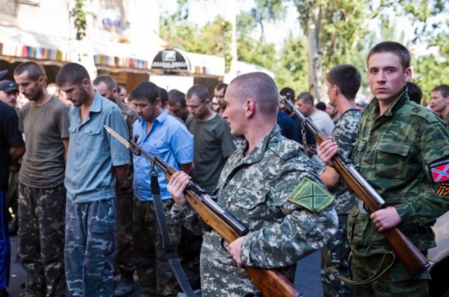 Треть опрошенных украинцев готовы защищать свои города и села с оружием в случае вторжения РФ.