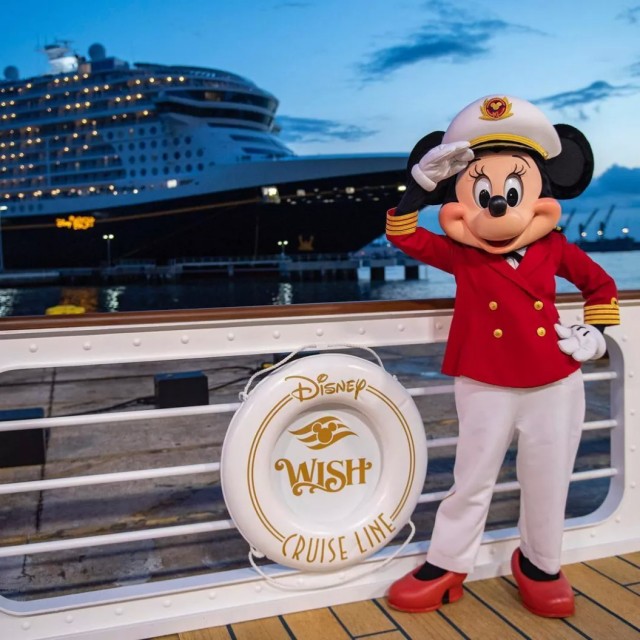 Disney спустила на воду свой крупнейший круизный лайнер Wish. Это плавучий парк развлечений, где, кажется, есть всё