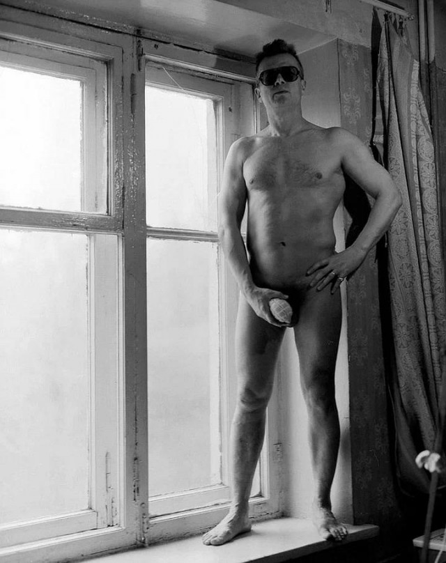 "Господи, как скучно все это, вот так, без любви, и утро скучное, и рассвет серенький, как неинтересно все...",  Э. Лимонов.