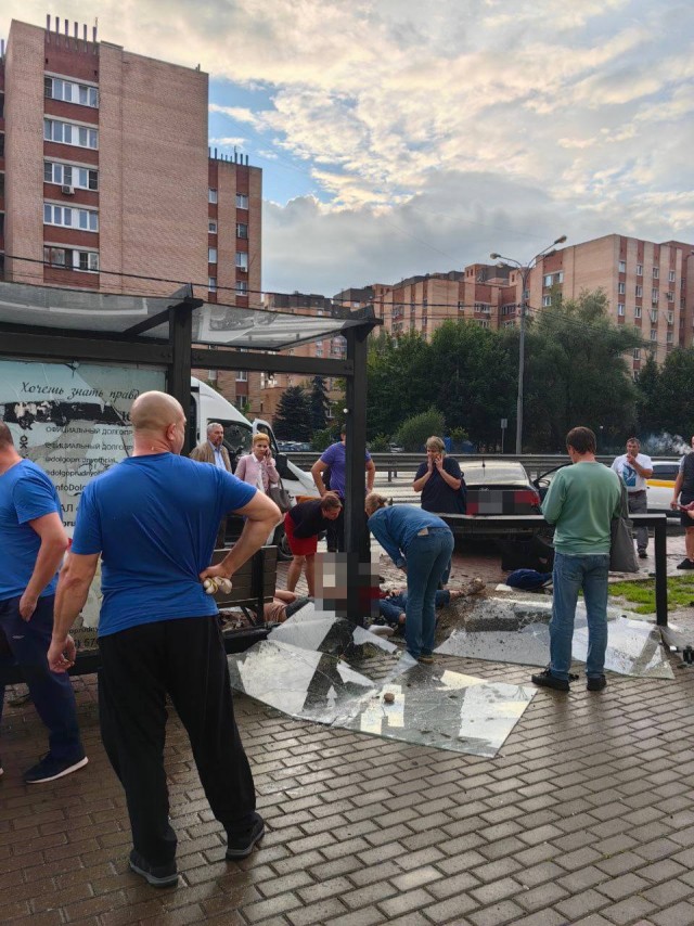 В Долгопрудном автомобиль снес автобусную остановку