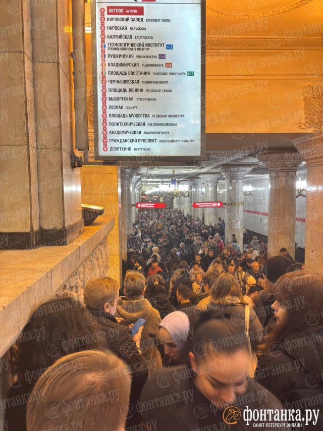 В питерском метро полный КОЛЛАПС — на вход закрыты сразу четыре станции