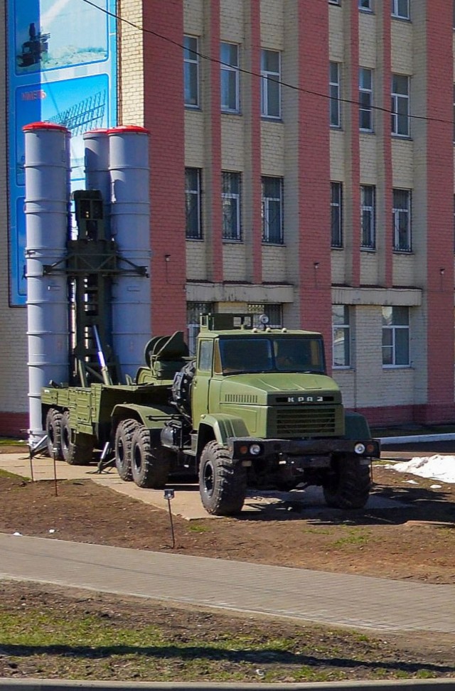 В западных соцсетях завирусился кадр с гигантской ракетой прямо во дворе — речь о памятнике «Союз-У» в Байконуре