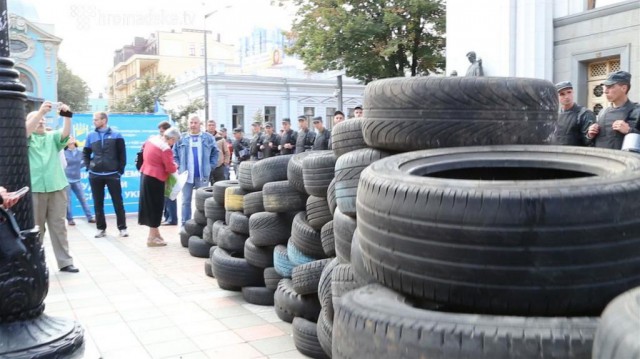 У Верховной рады в Киеве начались столкновения: