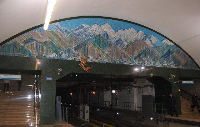 Необычное: московское и питерское метро без людей