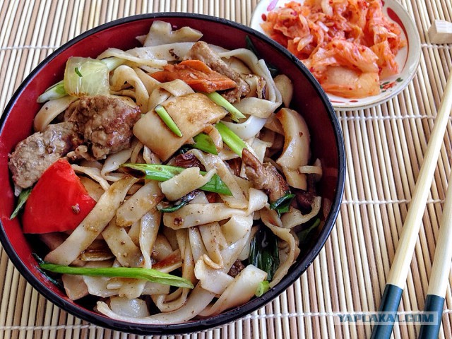 Лапша удон со свининой и кальмарами