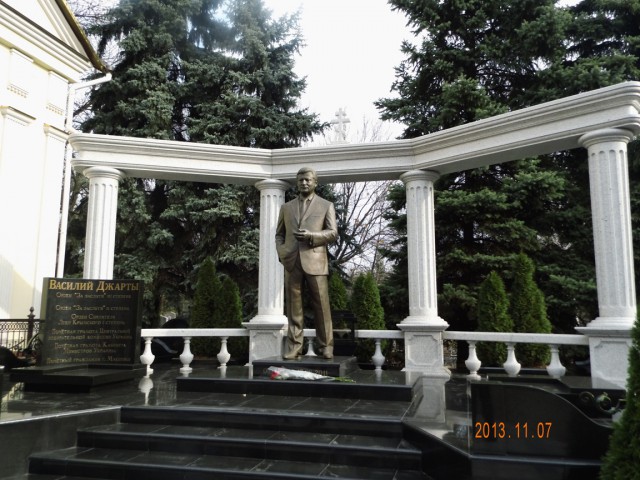 Памятники авторитетам 90-х на московских кладбищах