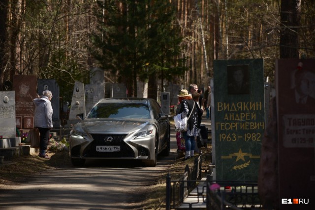 Пикник на кладбище: у цыганских могил шашлык и столы ломятся