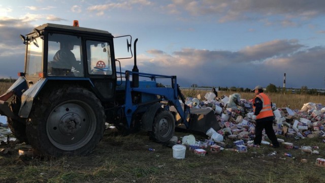 Свалка алкоголя на поле под Красным Селом