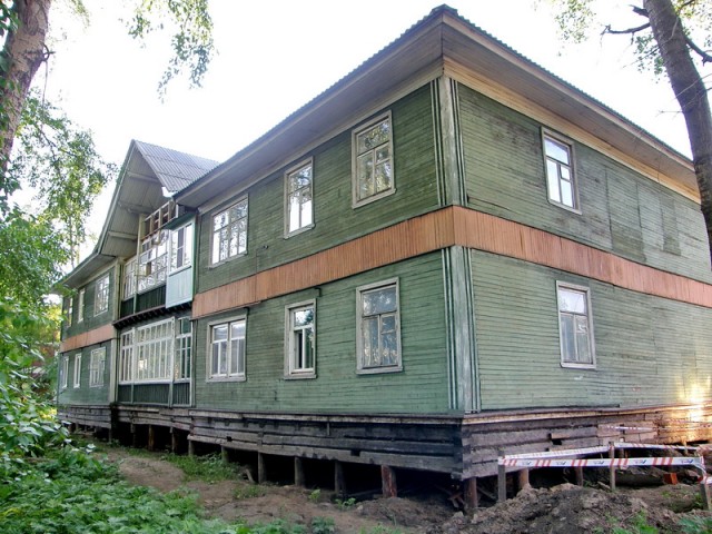 В Архангельске дом сошел со свай.