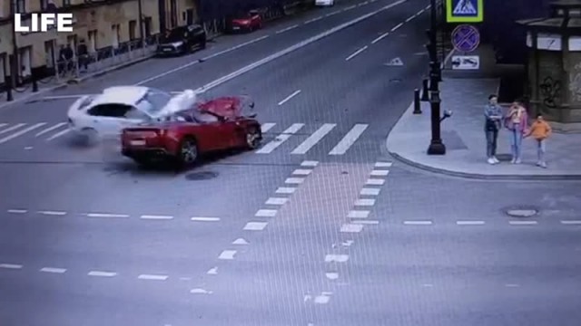 Водитель Ferrari, попавший в ДТП на Петроградке, собирается помочь семье погибшего таксиста