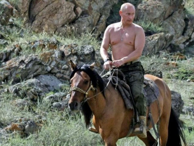 Путин — об отсутствии фото с вакцинации: Разве мы должны с вами обезьянничать?