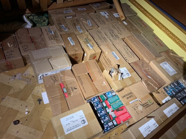 В элитном подмосковном посёлке Вешки ФСБ проводит масштабную спецоперацию - местный житель отстреливается из дома