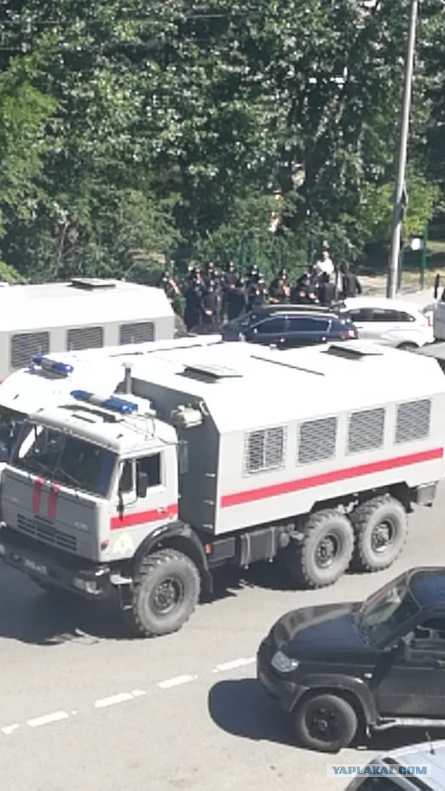 В Тюмени возле "Сбербанка" находятся вооруженные люди в касках. Неизвестный взял в заложники двух сотрудников и требует выкуп