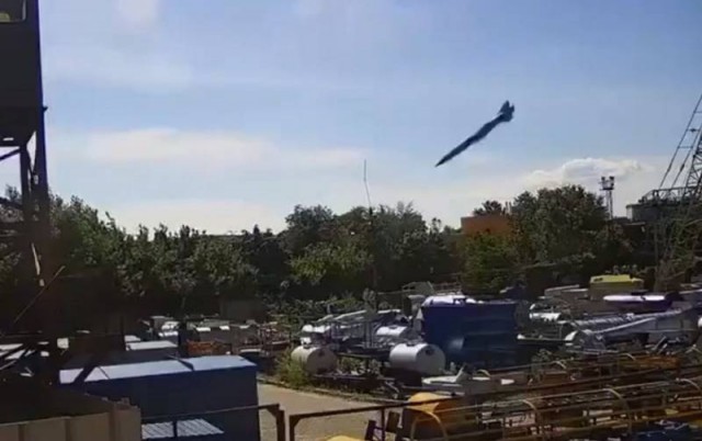 ТАСС: в Киеве прозвучало более десяти взрывов, работает ПВО.