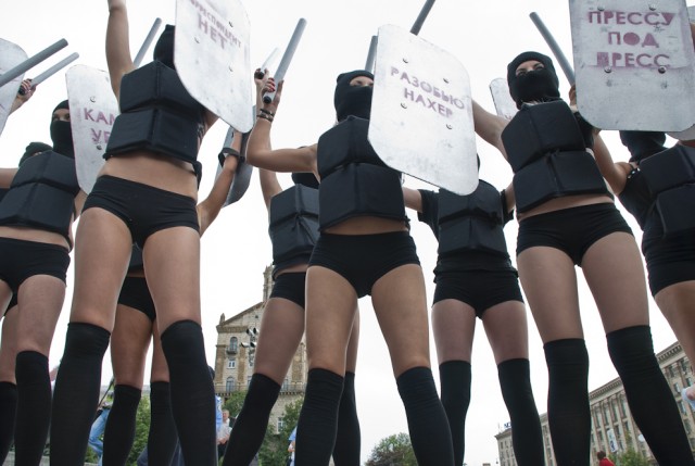 Femen снова чудят: "Я тебе камеру в жопу засуну!"