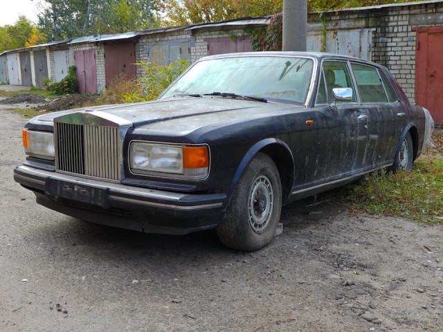 Брошенный Rolls-Royce Silver Spur из гаражного кооператива