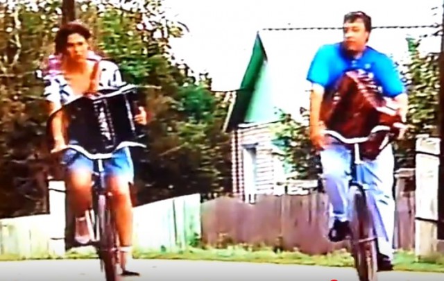 Девушка на велосипеде вытворяет такое....