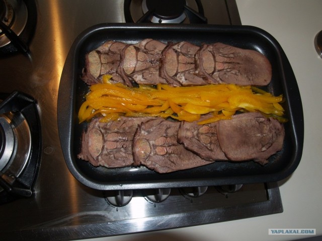 Язык запечёный с ореховым соусом