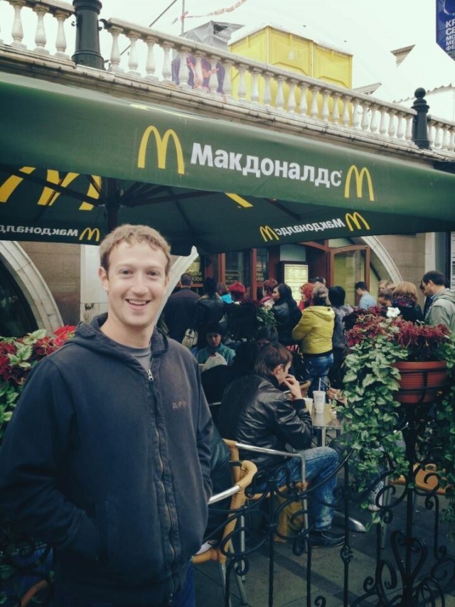 «Мне одну человеческую еду, пожалуйста» ...и один Макдональдс целиком. Цукерберга с женой заметили в «Макдоналдсе»