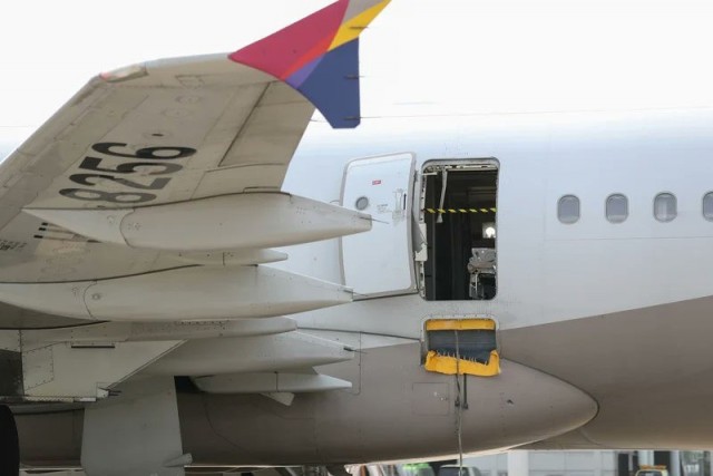 Дверь самолета Asiana Airlines открылась в воздухе незадолго до прибытия в аэропорт южнокорейского города Тэгу