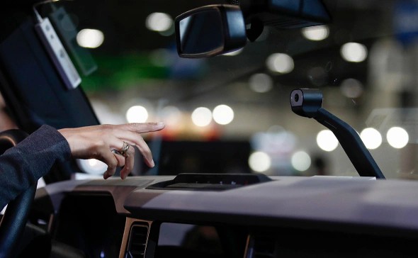 В России вступил в силу закон, запрещающий вешать гаджеты на лобовое стекло автомобиля