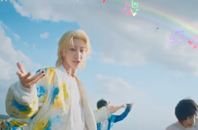 Канал ТНТ Music обесцветил радугу в клипе корейской группы, чтобы не попасть на штраф о пропаганде ЛГБТ