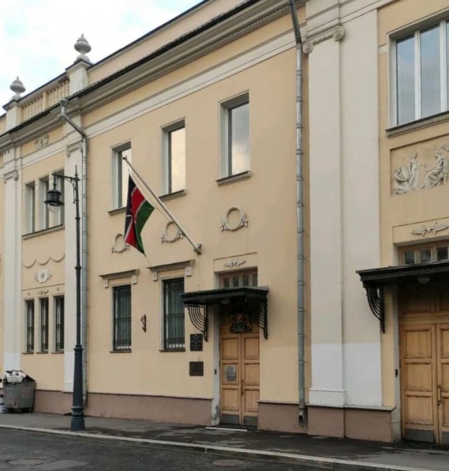 В центре Москвы двое бездомных проникли в посольство Кении и все выходные там «пировали»