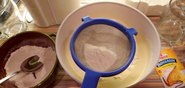 Два бисквитных торта: белый и шоколадный