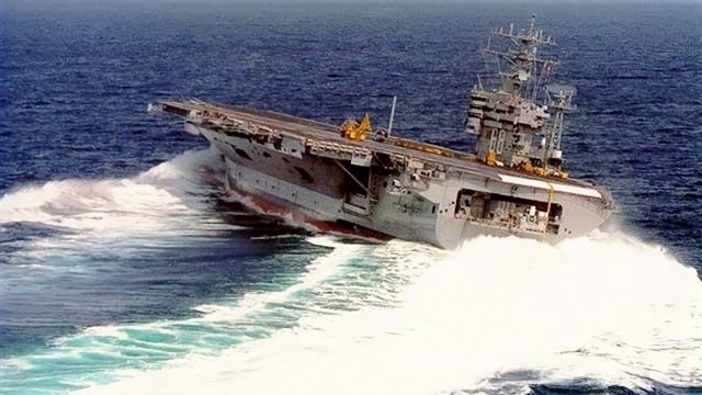 ВМС США потеряли самолет стоимостью в $60 млн., который свалился в море с палубы авианосца