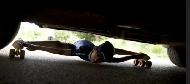 В Москве девушка поспорила с мужчиной на 50 тысяч рублей, что сможет проползти под машиной