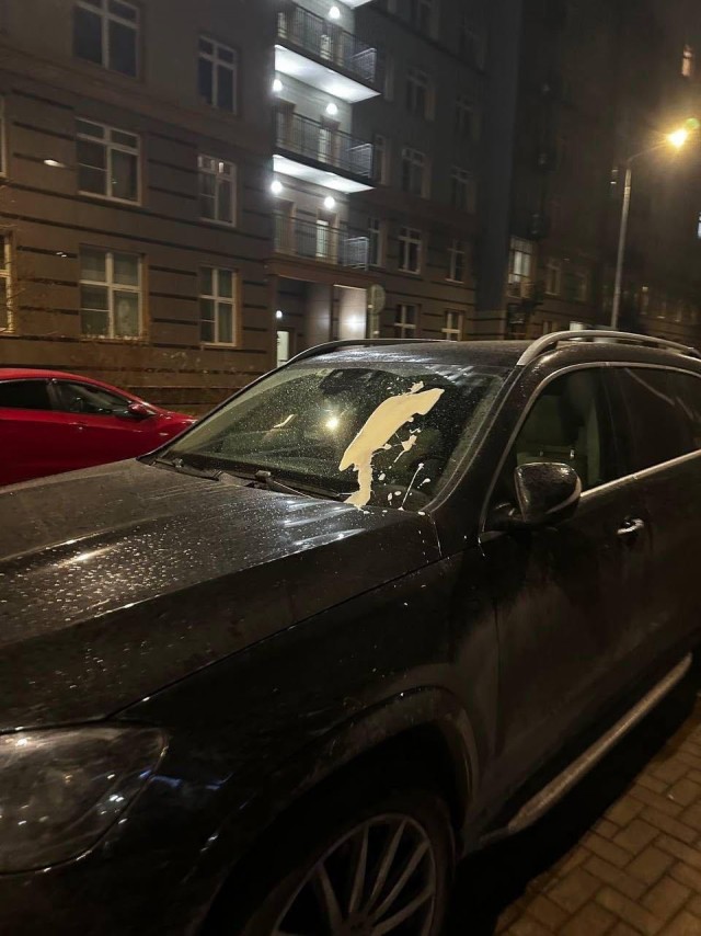 В Новой Москве неизвестный обливает кефиром машины за неправильную парковку. 