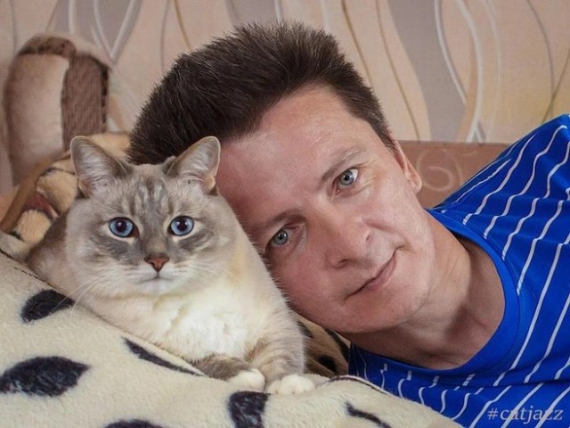 Помните потрясающий мем с изображением кота рядом со стопкой румяных блинов?