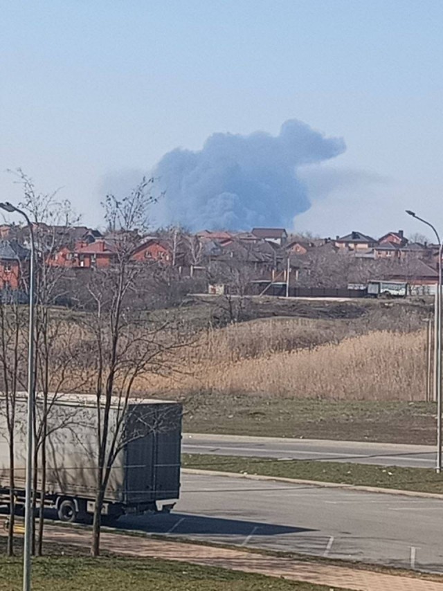 Три складских здания с ГСМ загорелись под Ростовом-на-Дону
