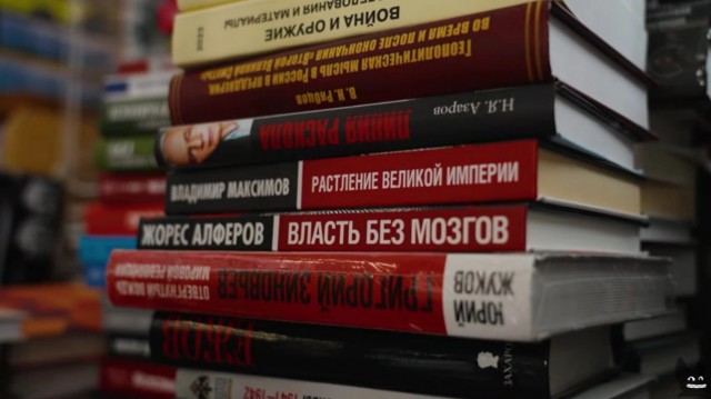 Ксения Собчак показала квартиру Вассермана с коллекцией эротических календарей