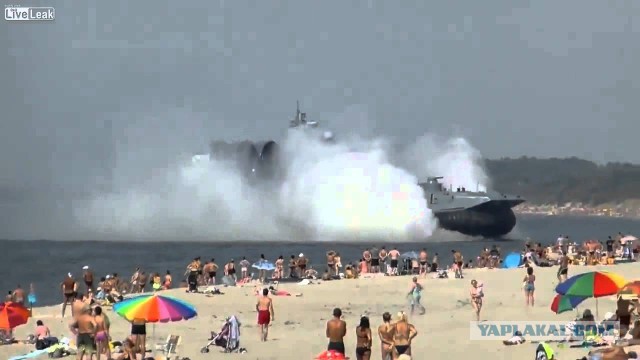 Появилось видео, как боевой вертолёт распугал отдыхающих на пляже в Подмосковье